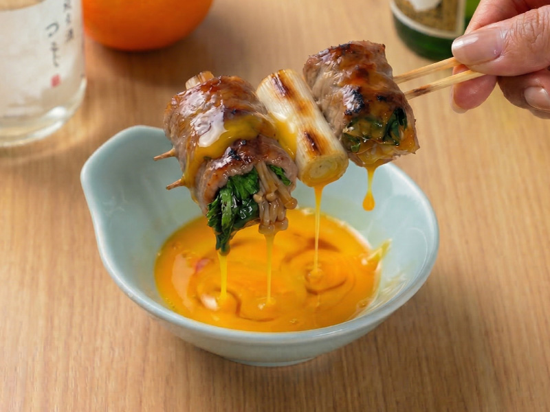 牛すき焼き串 - エノキ・春菊・白ネギを牛バラ肉で巻いた炭火串焼き